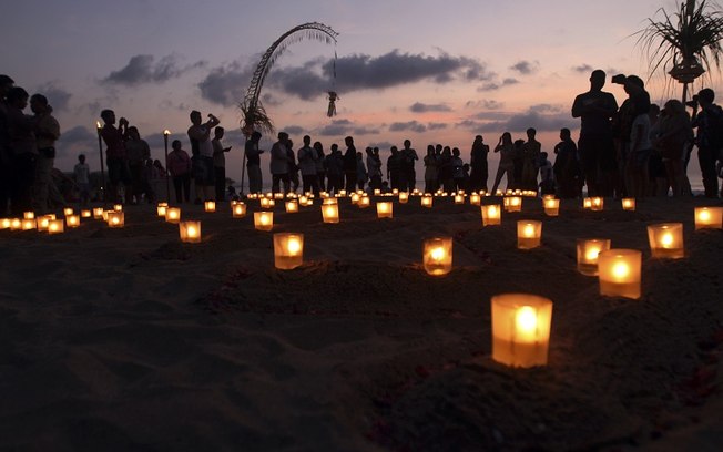 Velas na praia são uma homenagem para Iemanjá, que promete trazer bênçãos para o novo ano (Foto: Reprodução)